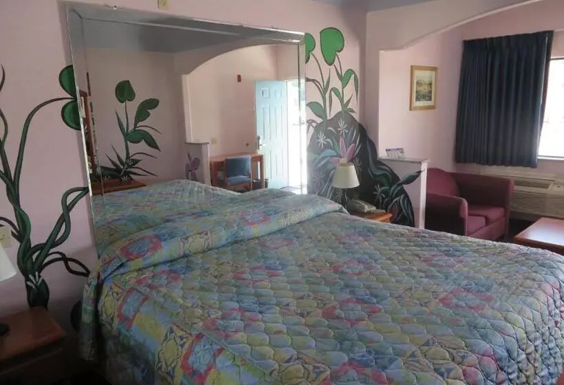 キングサイズベッドのスタンダードルーム, Travelers Inn And Suites Liberty