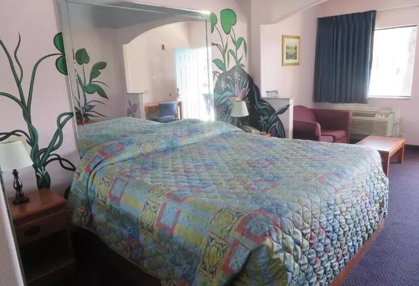 キングサイズベッドのスタンダードルーム, Travelers Inn And Suites Liberty