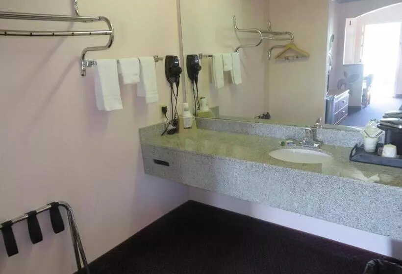 2ダブルベッドのスタンダードルーム, Travelers Inn And Suites Liberty