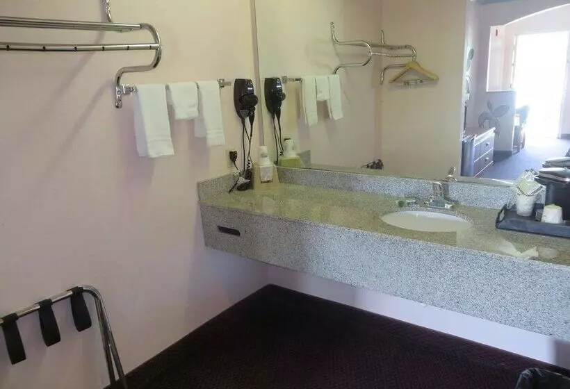 2ダブルベッドのスタンダードルーム, Travelers Inn And Suites Liberty