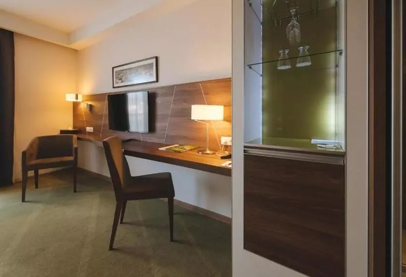プレミアムルーム, Imola Hotel Platán