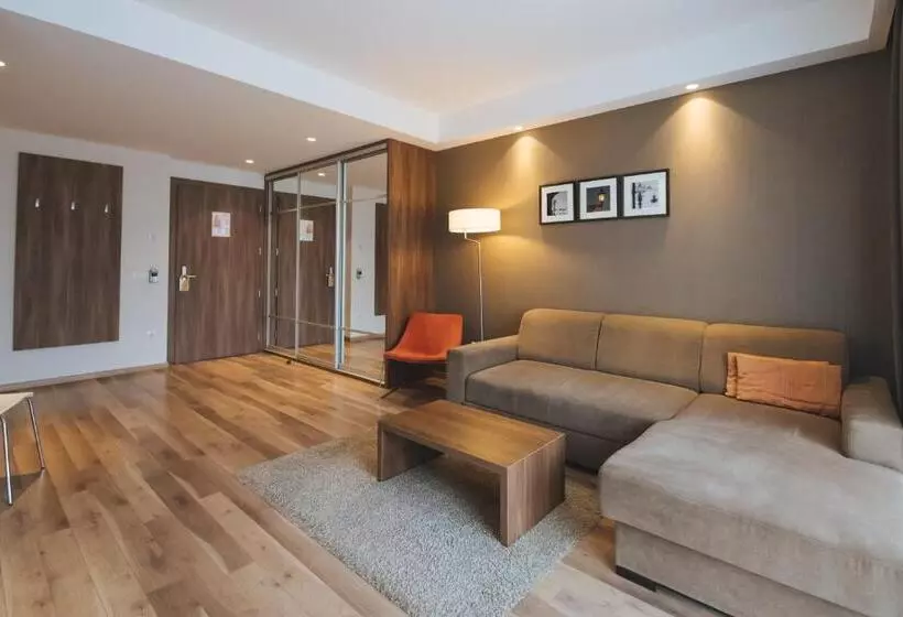 デラックススイート, Imola Hotel Platán