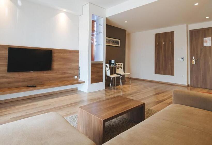 جناح ديلوكس, Imola Hotel Platán