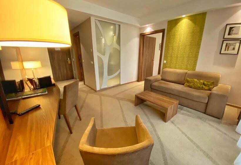 جناح جونيور, Imola Hotel Platán