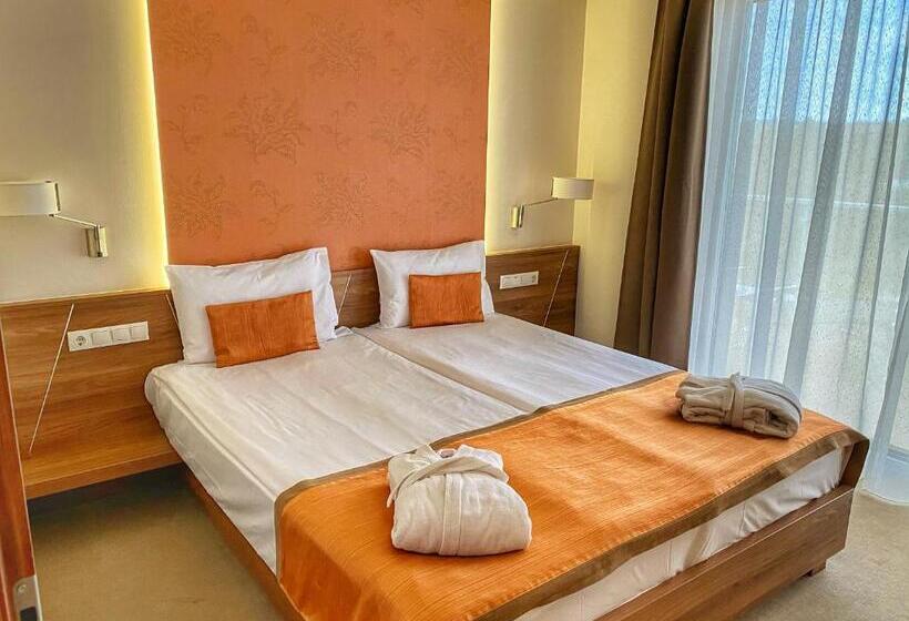 جناح جونيور, Imola Hotel Platán