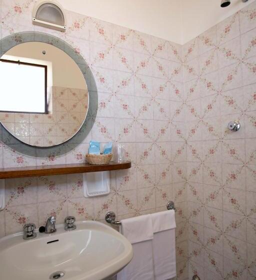 이코노미 룸, B&b Avana