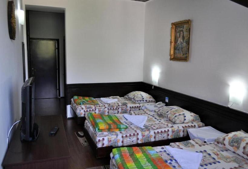 اتاق استاندارد سه نفره, Komovi