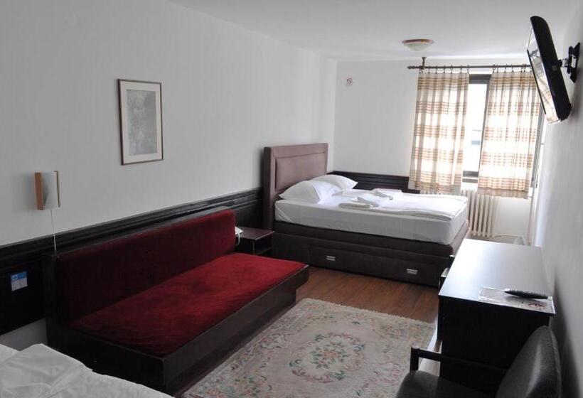 اتاق خانوادگی, Komovi