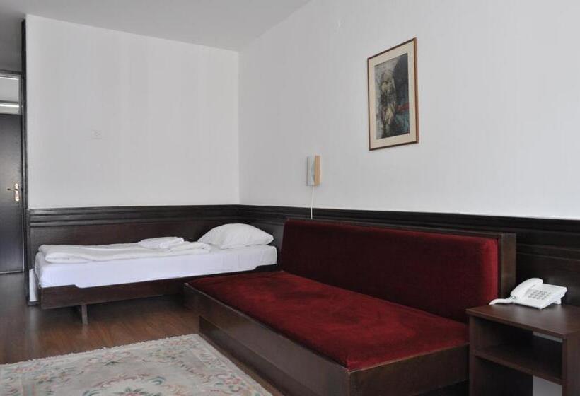 اتاق خانوادگی, Komovi