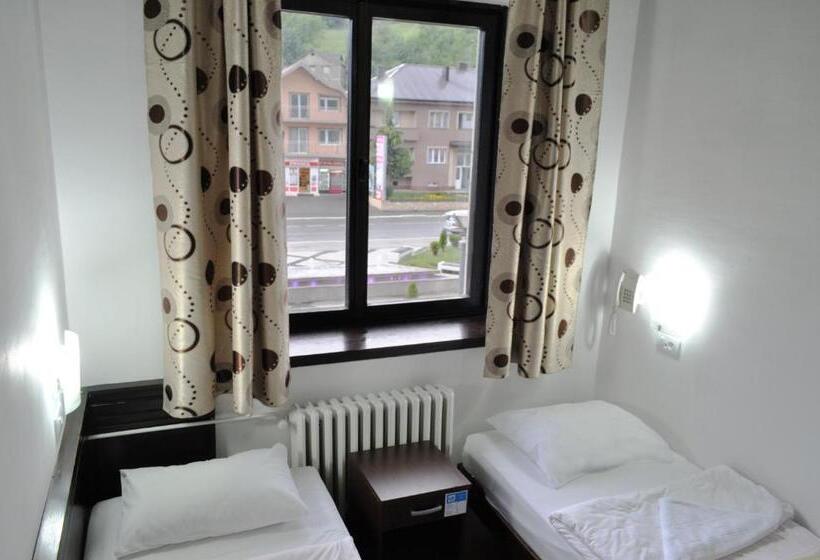 اتاق اکونومی, Komovi