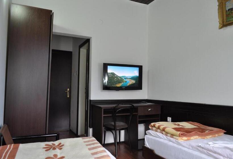 اتاق اکونومی, Komovi