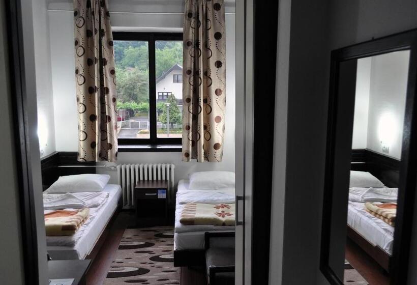 اتاق اکونومی, Komovi