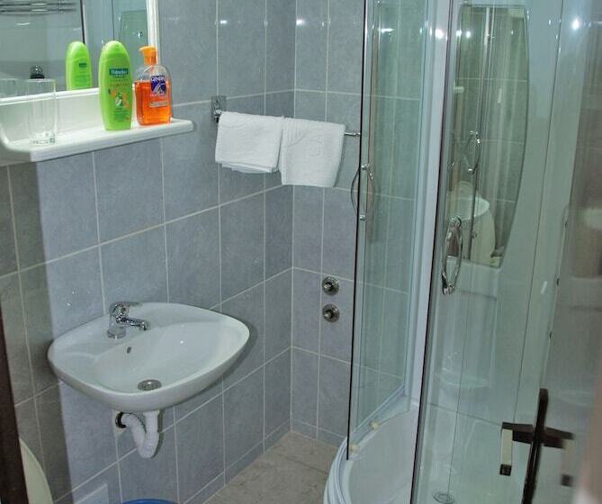 اتاق استاندارد یک نفره, Komovi