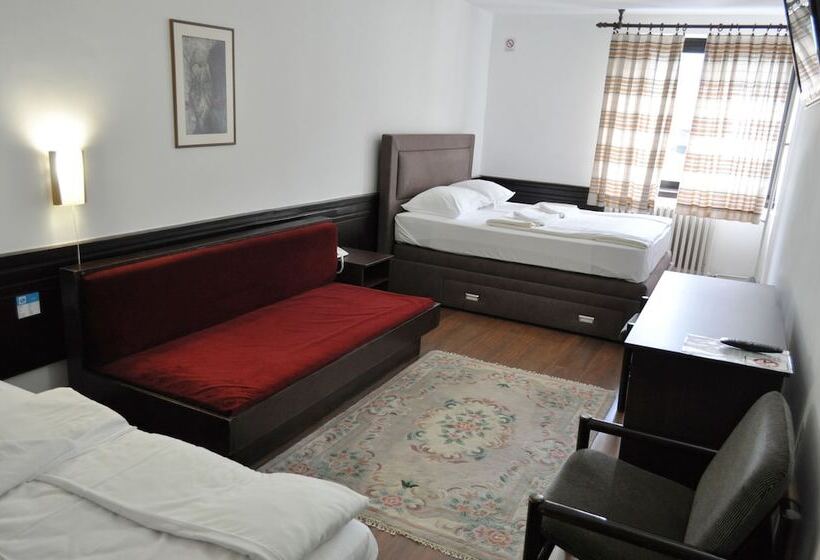 اتاق خانوادگی, Komovi