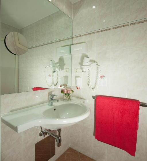 家庭间, Pertschy Palais