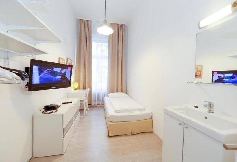 اتاق استاندارد یک تخته با سرویس بهداشتی مشترک, Very Central, 5 Min To City Center, Self Check In