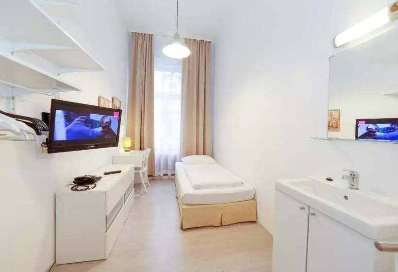 اتاق استاندارد یک تخته با سرویس بهداشتی مشترک, Very Central, 5 Min To City Center, Self Check In