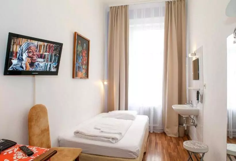 اتاق استاندارد یک تخته با سرویس بهداشتی مشترک, Very Central, 5 Min To City Center, Self Check In
