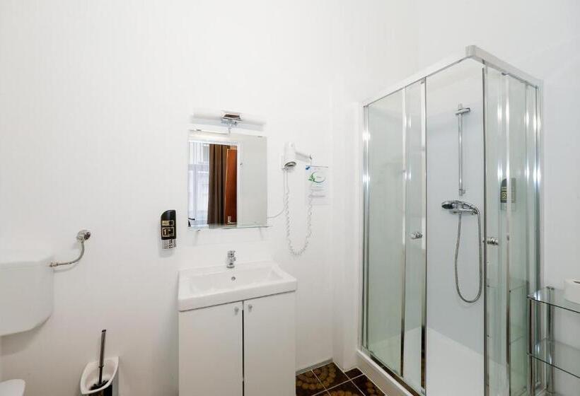 اتاق استاندارد سه نفره, Very Central, 5 Min To City Center, Self Check In