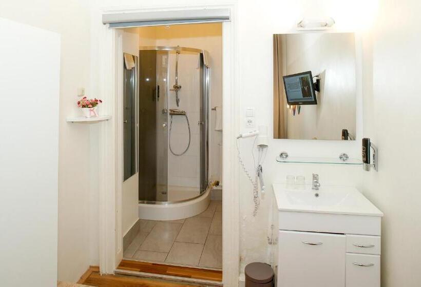 اتاق استاندارد با سرویس بهداشتی مشترک, Very Central, 5 Min To City Center, Self Check In