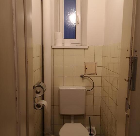 اتاق استاندارد سه تخته با سرویس بهداشتی مشترک, Very Central, 5 Min To City Center, Self Check In