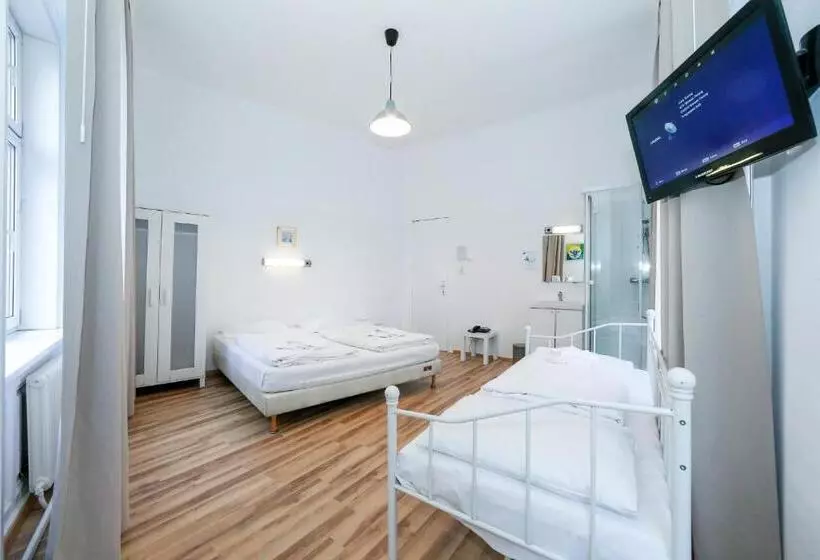 اتاق استاندارد سه تخته با سرویس بهداشتی مشترک, Very Central, 5 Min To City Center, Self Check In