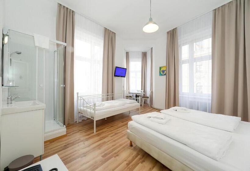 اتاق استاندارد سه تخته با سرویس بهداشتی مشترک, Very Central, 5 Min To City Center, Self Check In