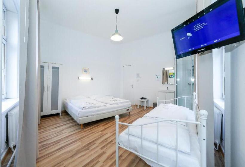 اتاق استاندارد سه تخته با سرویس بهداشتی مشترک, Very Central, 5 Min To City Center, Self Check In