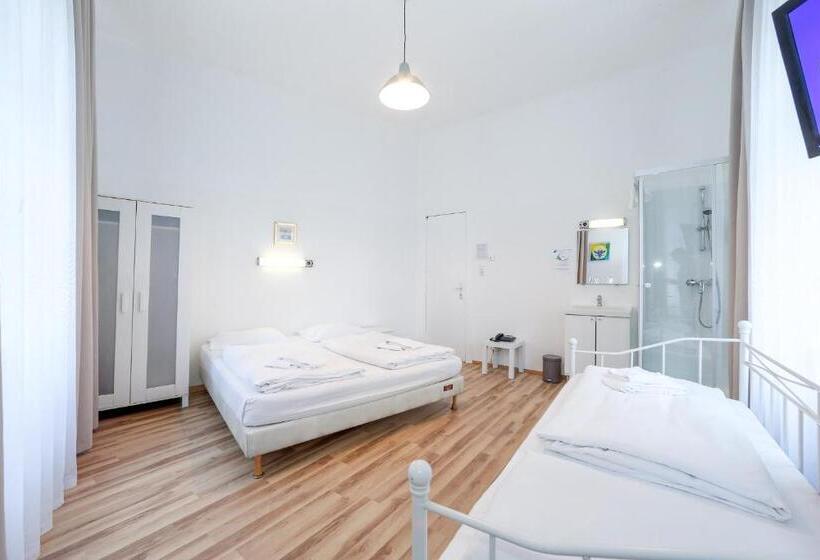 اتاق استاندارد سه تخته با سرویس بهداشتی مشترک, Very Central, 5 Min To City Center, Self Check In