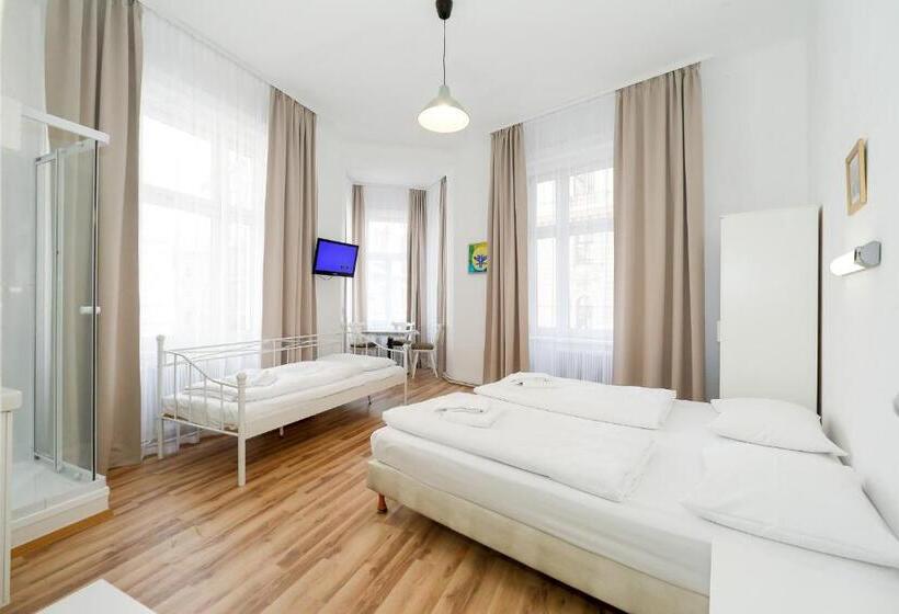 اتاق استاندارد سه تخته با سرویس بهداشتی مشترک, Very Central, 5 Min To City Center, Self Check In
