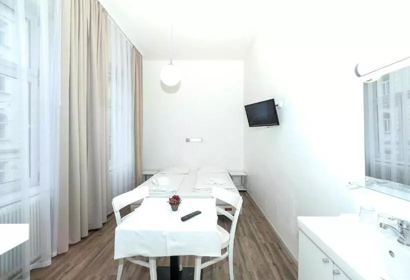 اتاق استاندارد با سرویس بهداشتی مشترک, Very Central, 5 Min To City Center, Self Check In