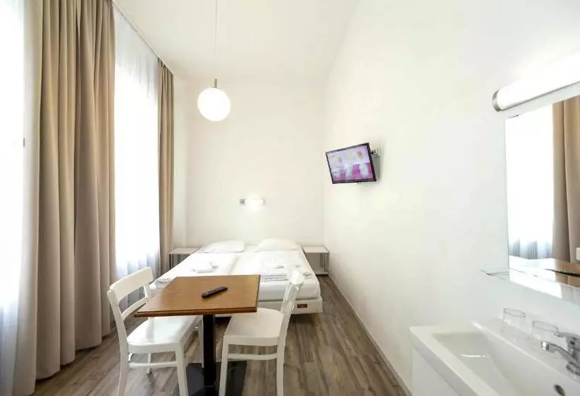 اتاق استاندارد با سرویس بهداشتی مشترک, Very Central, 5 Min To City Center, Self Check In