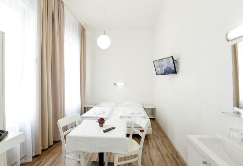 اتاق استاندارد با سرویس بهداشتی مشترک, Very Central, 5 Min To City Center, Self Check In