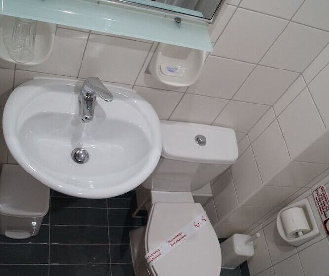 חדר סטנדרט לשלושה, Brati  Arcoudi