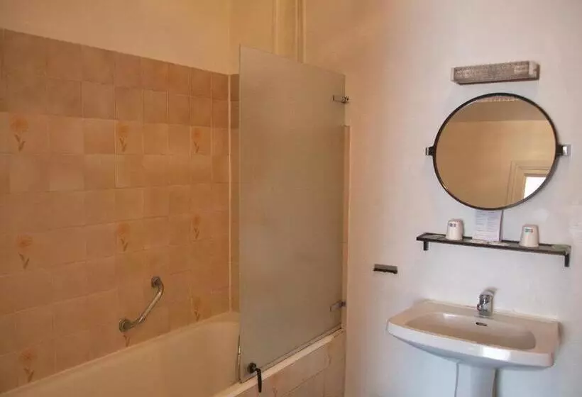 اتاق اکونومی, De Paris