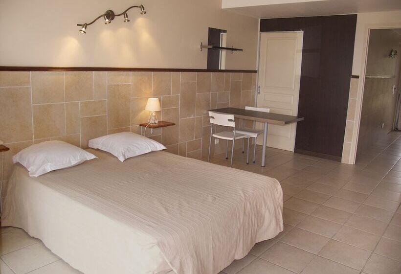 Семейный Номер, Hôtel Et Studios Les Amandiers