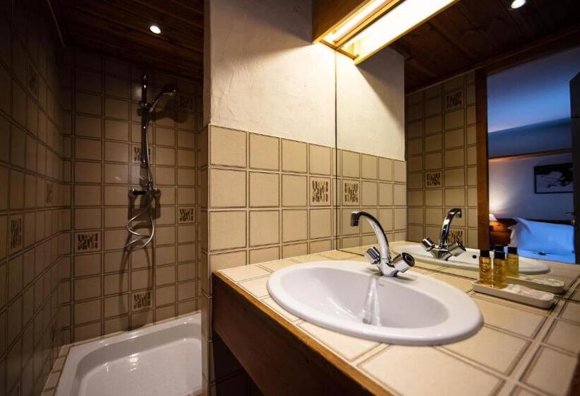 اتاق استاندارد یک نفره, La Savoyarde