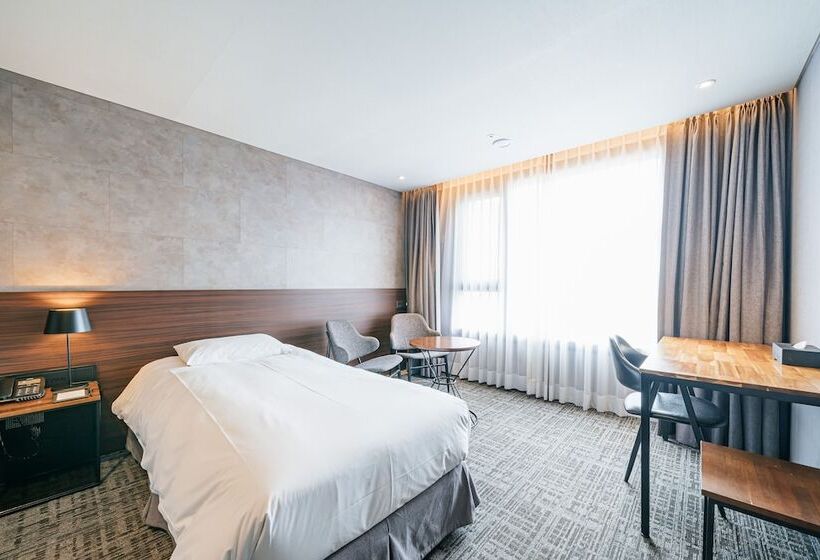 חדר דלוקס, With City