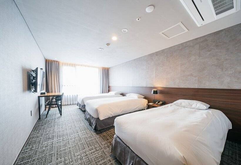 חדר דלוקס לשלושה, With City