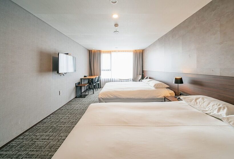 חדר דלוקס, With City