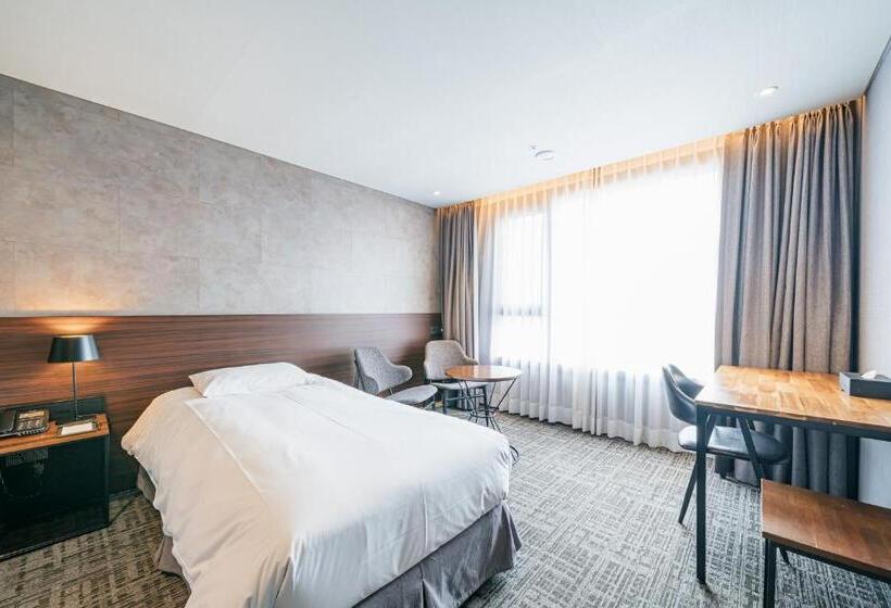 חדר דלוקס, With City