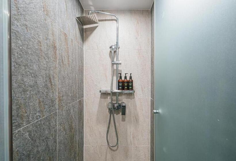 חדר דלוקס, With City