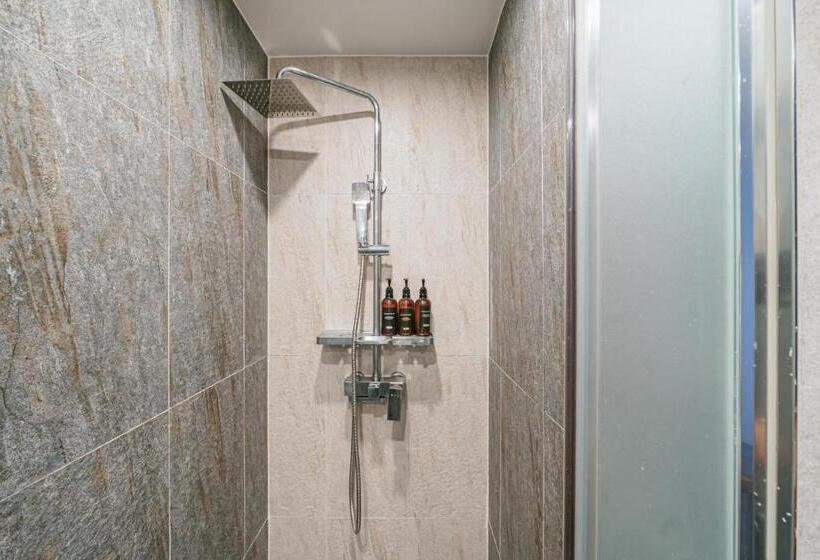 חדר דלוקס לשלושה, With City