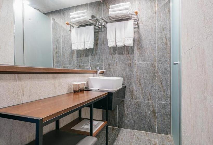 חדר דלוקס לשלושה, With City