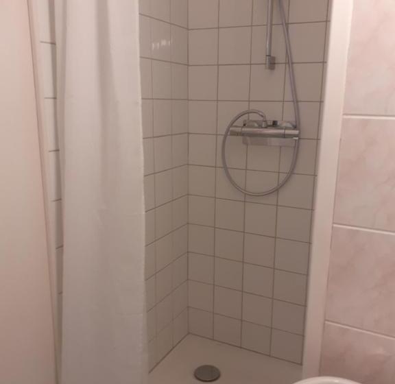 标准间, Les Repaires