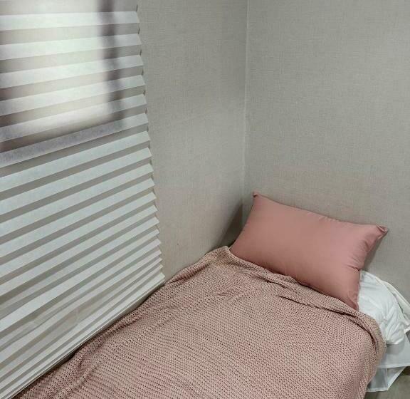 غرفة قياسية فردية, The Stay Cube House   Female Only