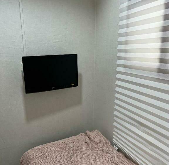 اتاق استاندارد یک نفره, The Stay Cube House   Female Only