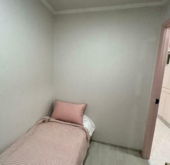 اتاق استاندارد یک نفره, The Stay Cube House   Female Only