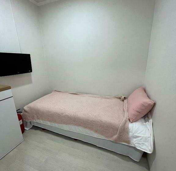 غرفة قياسية فردية, The Stay Cube House   Female Only