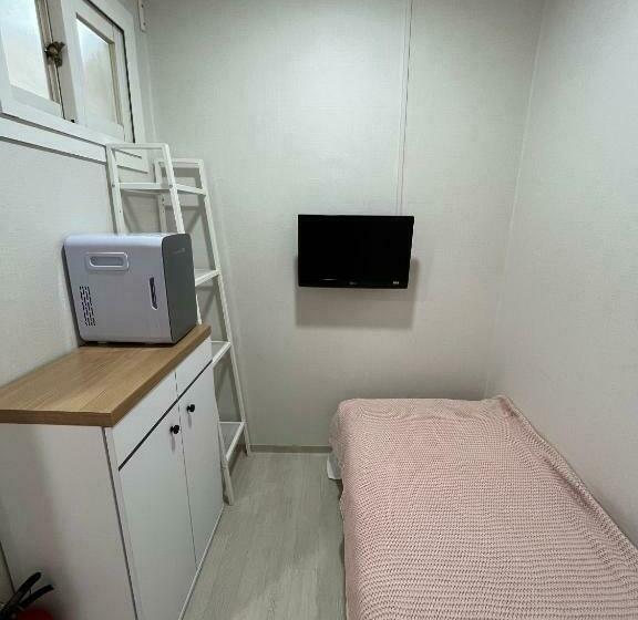 اتاق استاندارد یک نفره, The Stay Cube House   Female Only